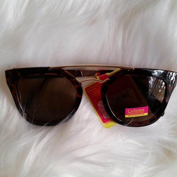 Catherine Malandrino Accessories - NWT Catherine Malandrino Tortoise Shell Sunglasses